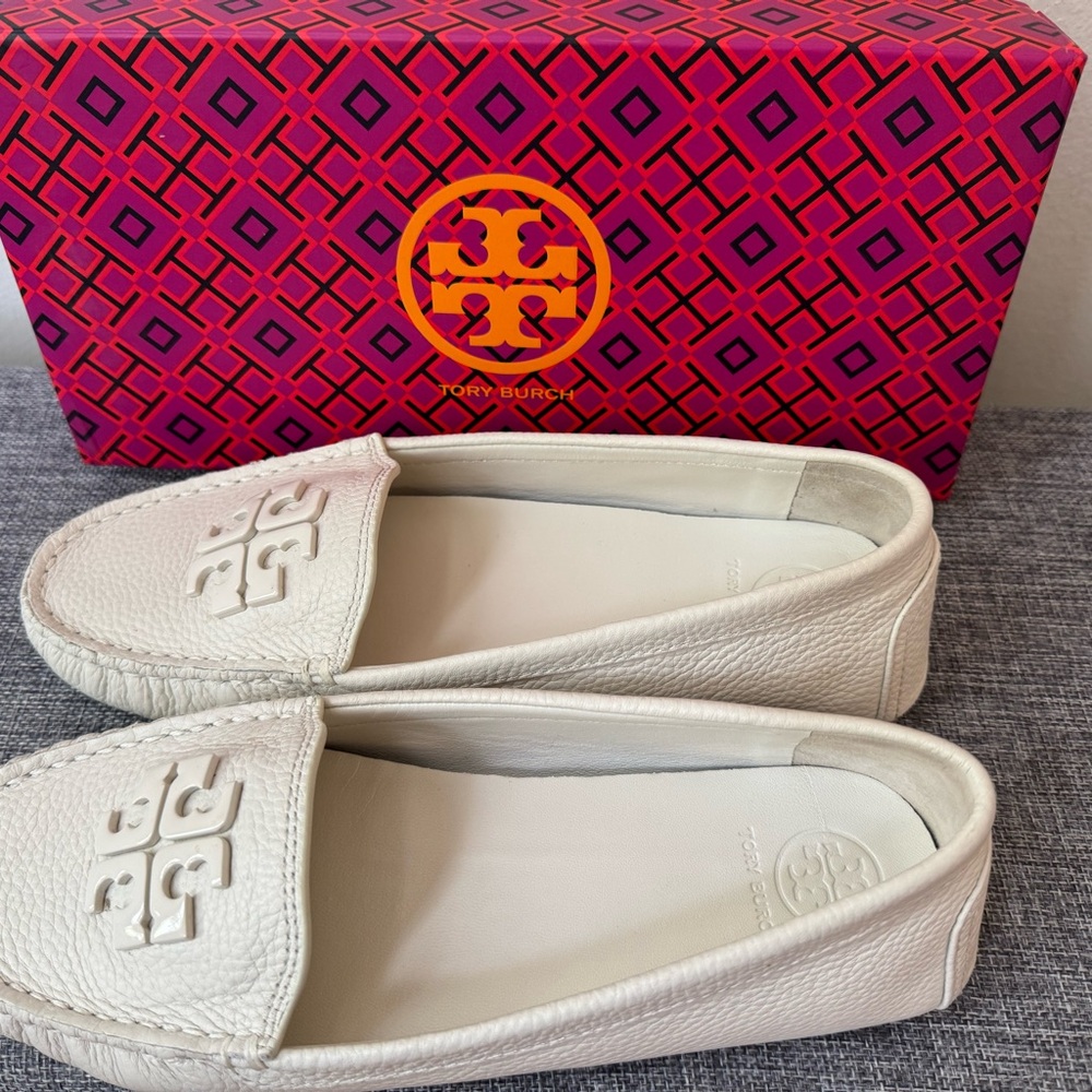 Tory Burch Cream Leather Logo Driving Loafers - Picture 2 of 8